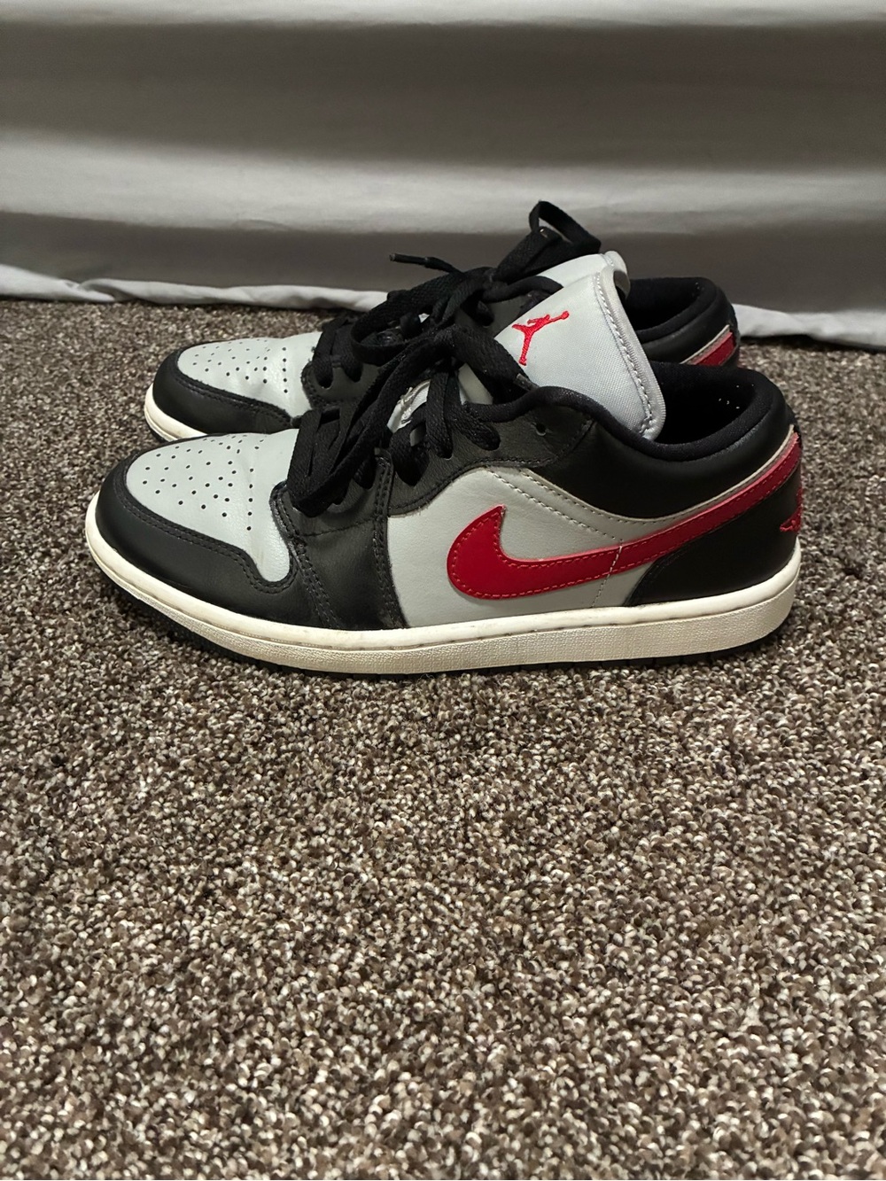Jordan Kids Low-Top Sneakers in Black, Gray & Red